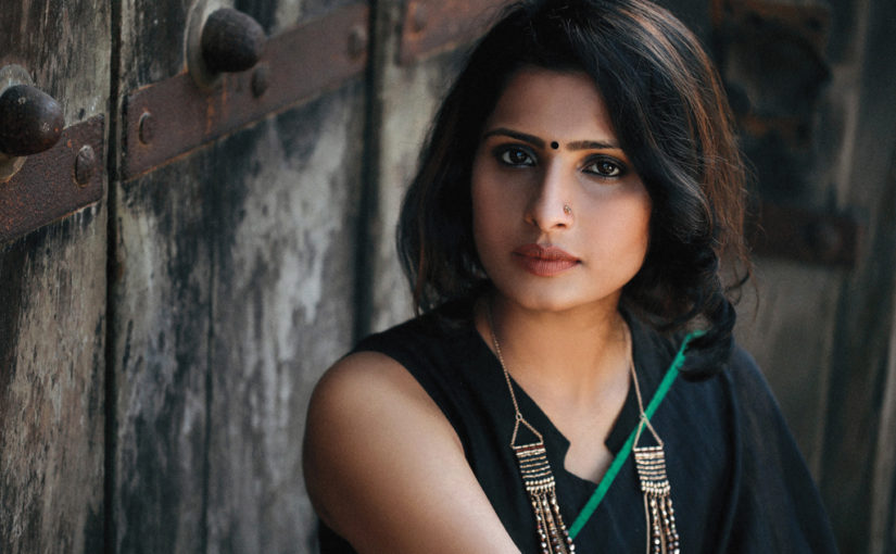 ആദ്യത്തെ നോക്കിൽ നീ ജാലക്കാരി